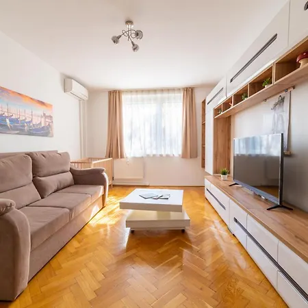 Comfort 14 -- Stylish City Apartment Netflix, Wi-Fi & Parking Miskolc Exterior photo