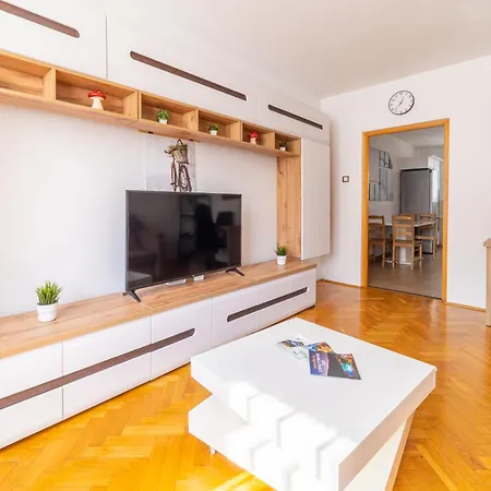 Comfort 14 -- Stylish City Apartment Netflix, Wi-Fi & Parking Miskolc Exterior photo
