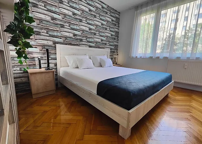 Comfort 14 -- Stylish City Apartment Netflix, Wi-Fi & Parking