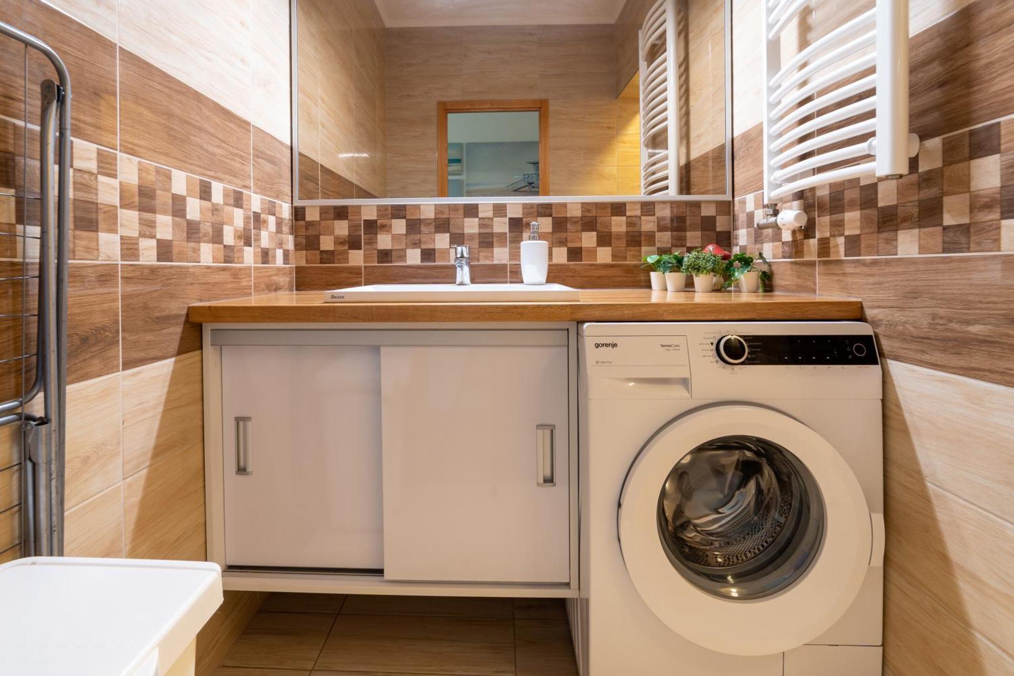 Comfort 14 -- Stylish Netflix, Wi-fi & Parking Apartment