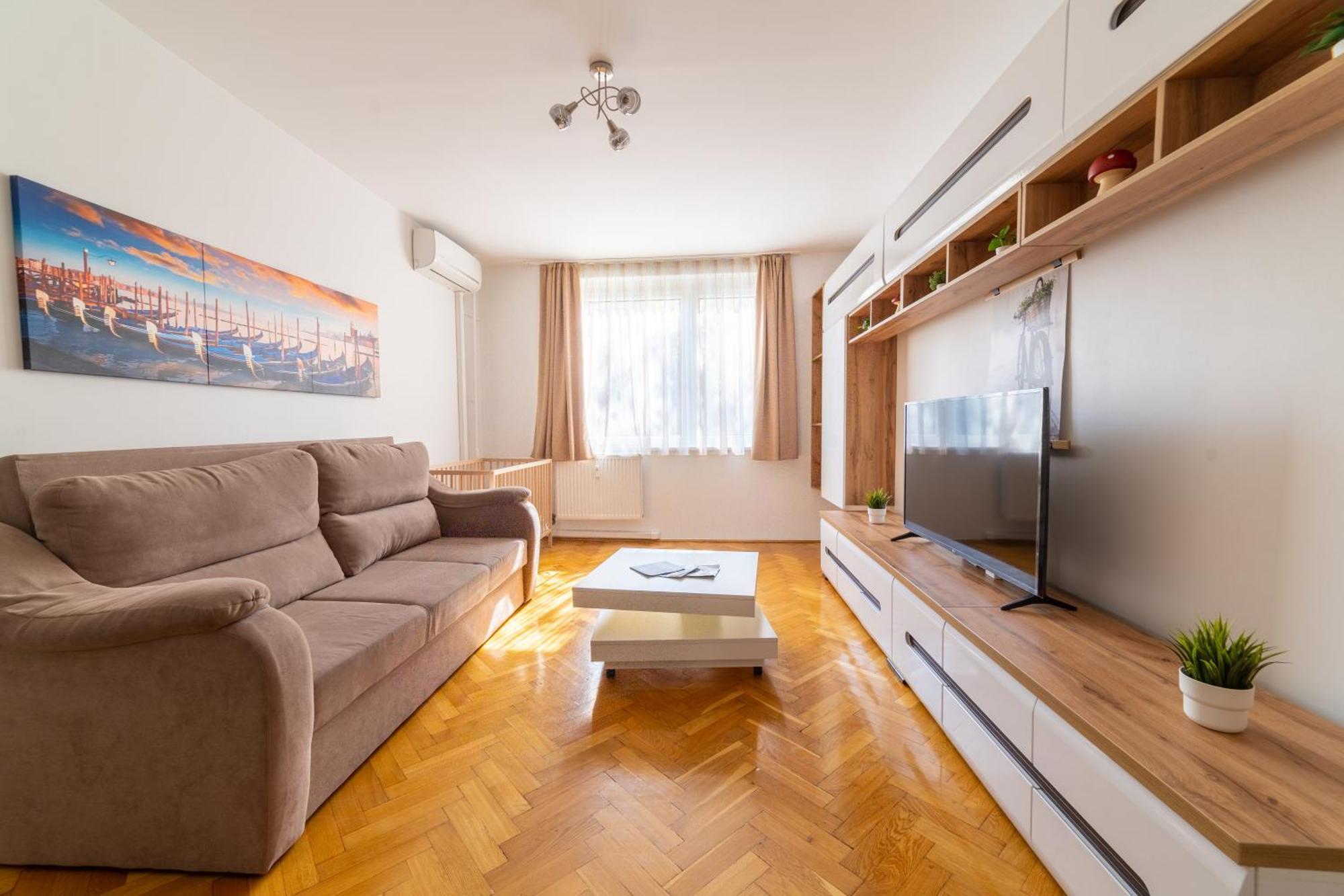 Comfort 14 -- Stylish Netflix, Wi-fi & Parking Apartment