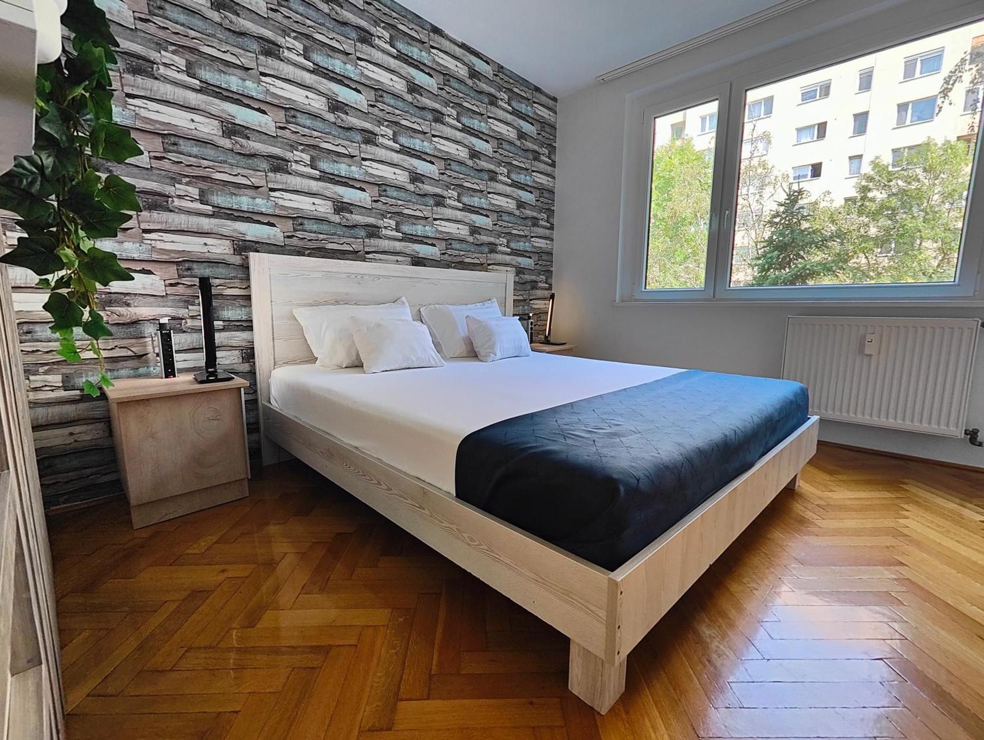 Comfort 14 -- Stylish Netflix, Wi-fi & Parking Apartment